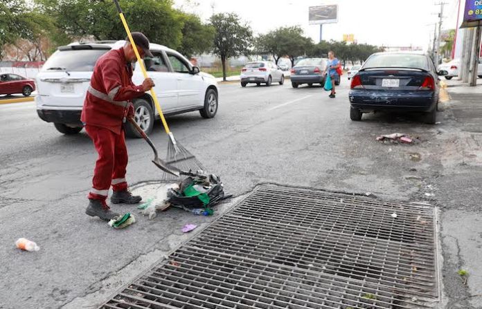 Retira Escobedo basura de alcantarillas, tras la lluvia