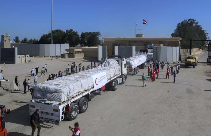 Israel afirma que 201 camiones con ayuda humanitaria entraron ayer en Gaza