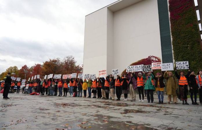 Video: Unos 70 ecoactivistas escriben “Olaf miente” con pintura naranja en la oficina de Scholz