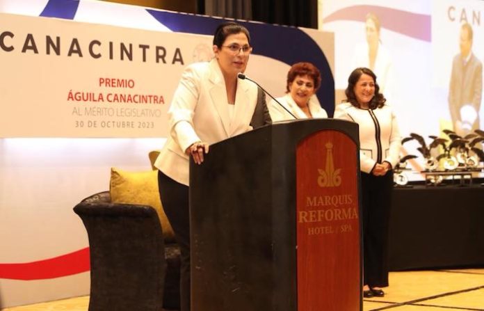 Galardonan a la diputada Marcela Guerra y a 25 integrantes de la LXV Legislatura con el Premio “Águila Canacintra al Mérito Legislativo”