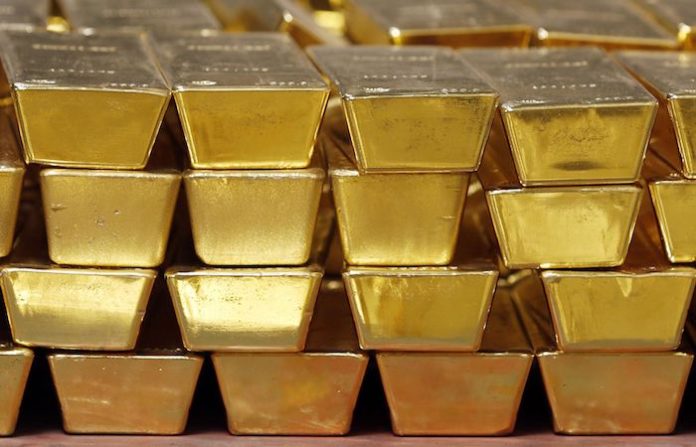 Oro baja de máximos históricos por temores de recesión en EU