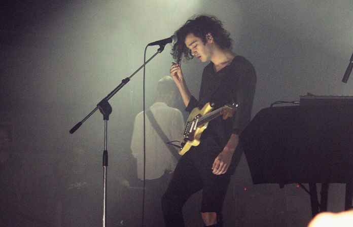 Se disculpa Matty Healy por participar en conversación racista