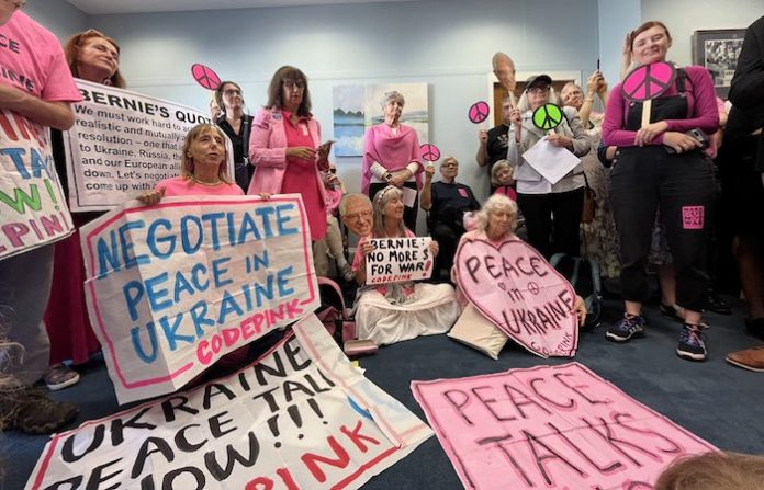 Activistas protestan en Capitolio de EU contra envíos de armas y dinero a Ucrania