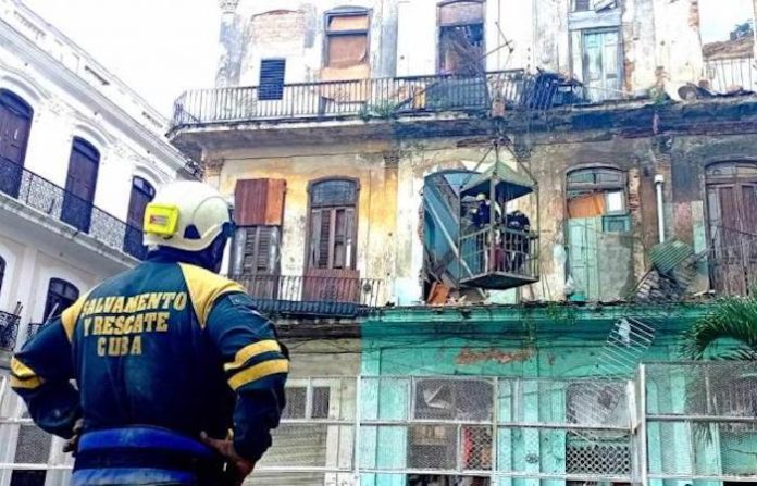 Dos rescatistas mueren cuando socorrían a víctimas de derrumbe en La Habana