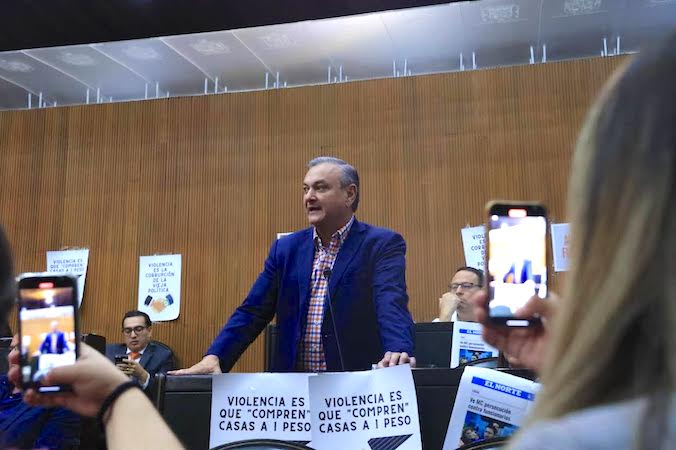 Busca Héctor García facilitar créditos para renovar unidades de taxi