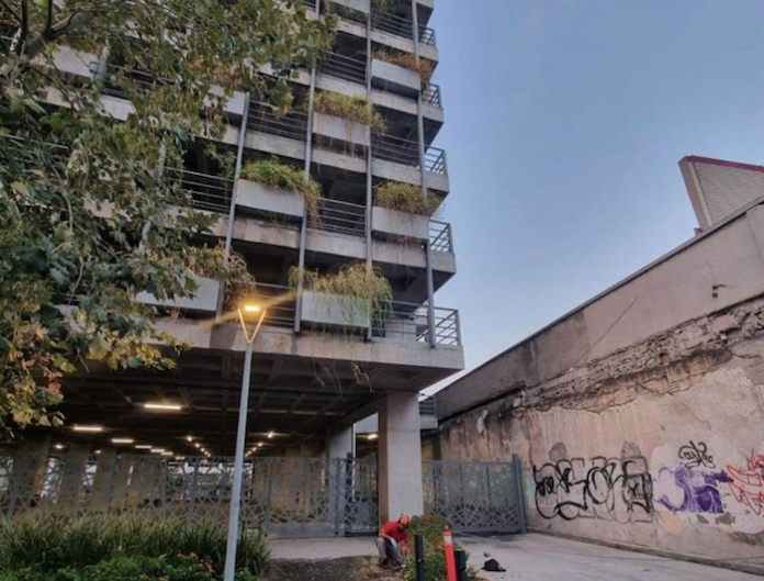 Muere tras caer de sexto piso de un estacionamiento