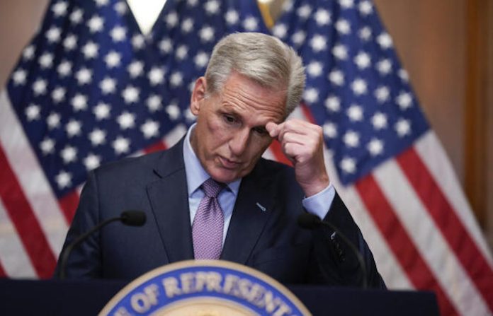 Legislador McCarthy reitera que no renunciará al Congreso de EU pese a destitución