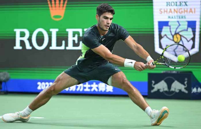 Alcaraz supera su debut en Shanghái con solvencia