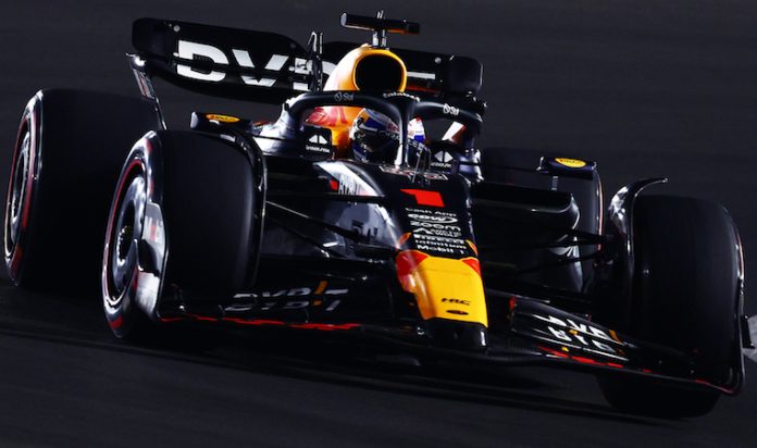 Max se consagra tricampeón en Qatar tras un 2º sitio en la Sprint; Sergio, perjudicado por colisión