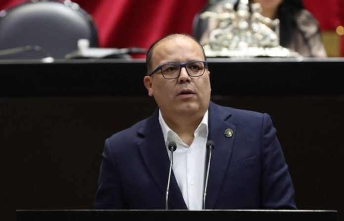 Plantean reformas para incluir opinión de personas con discapacidad auditiva en los planes y programas de estudio