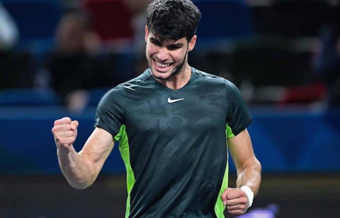 Alcaraz sobrevive al laberinto de Evans en Shanghái