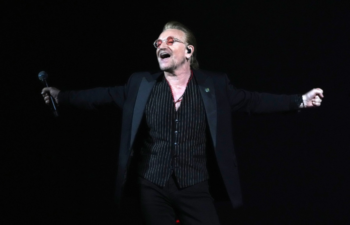 Modifica Bono letra de “Pride” para honrar a víctimas de masacre en festival de Israel
