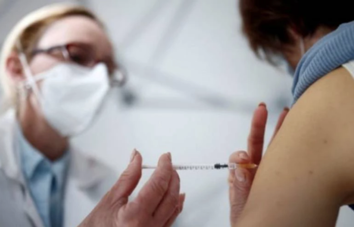 Cancelan fondos federales a escuelas que obliguen a vacunarse contra el covid-19