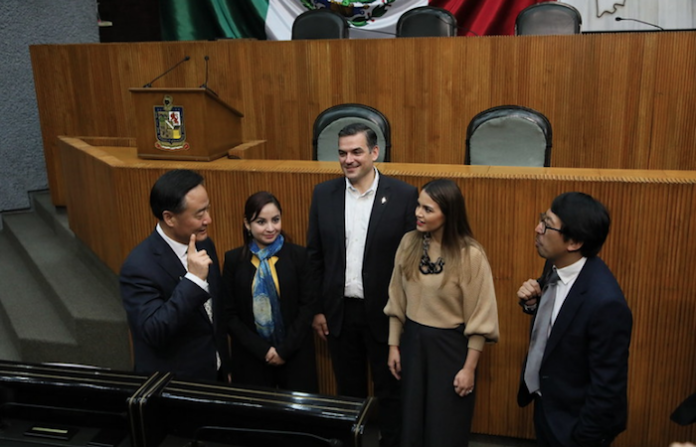 Se reúnen integrantes del Congreso local con legisladores de la provincia de Zhejiang, China