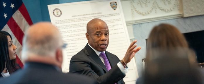 El FBI incauta dispositivos electrónicos al alcalde de Nueva York