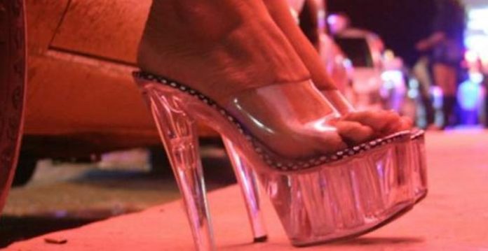 Clubes nudistas, Lamborghinis, Rolex: revelan corrupción en EU durante la pandemia