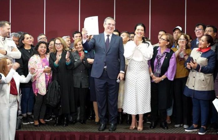 Marcelo Ebrard se queda en Morena a pesar de irregularidades en interna