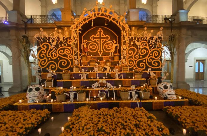 Desaparecidos por la violencia son recordados en los altares del Día de Muertos en México