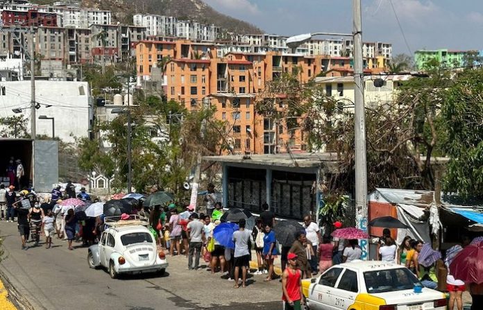 Reparten alimentos y agua a miles de familias en devastada ciudad de Acapulco