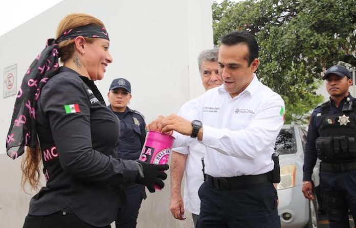 Participan policías y tránsitos en boteo contra el cáncer