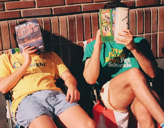 Karavana busca ser eternamente joven en “Verano de los 27”, primer adelanto de su nuevo disco