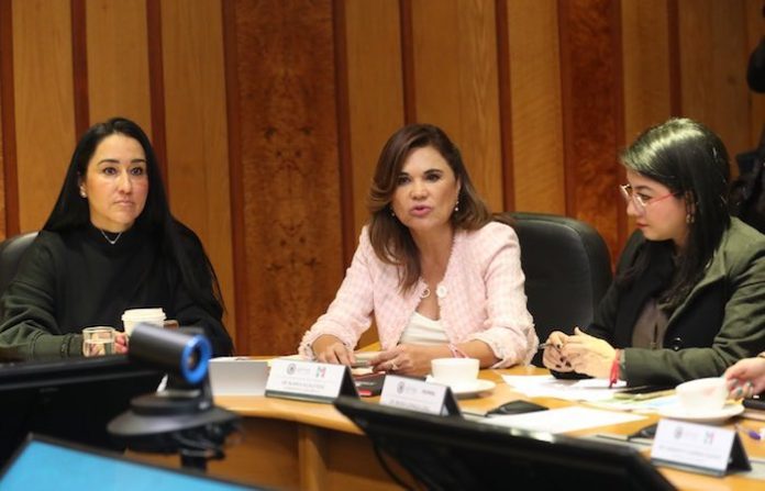 Dialoga Blanca Alcalá con comunidad de migrantes en Nueva York sobre sus demandas político-sociales