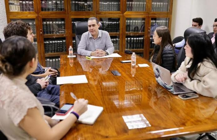 Ofrece Heriberto Treviño becas a jóvenes