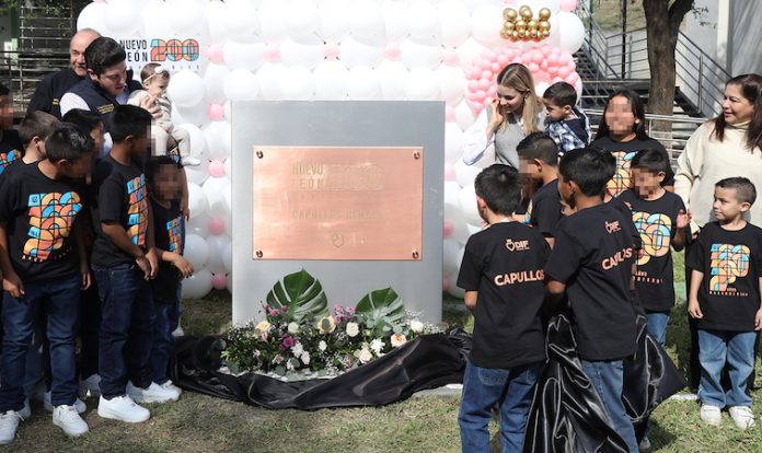Develan Samuel y Mariana primera placa conmemorativa al 200 aniversario del estado de NL