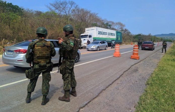 Casi 4.000 militares empiezan a reforzar seguridad en fronteras de Brasil, Río y São Paulo