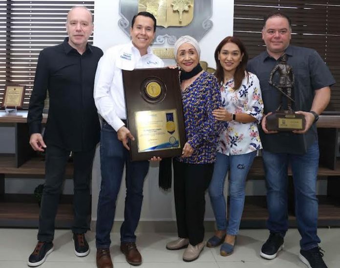 Premia San Nicolás a la Nena Delgado