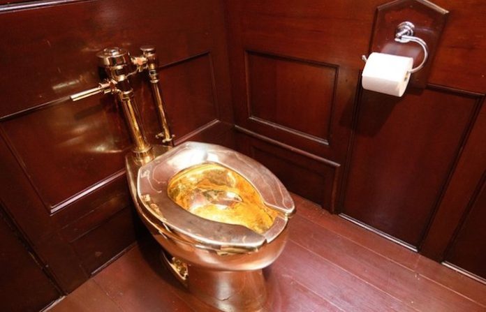 Policía acusa a cuatro personas de robar un retrete de oro en el Reino Unido