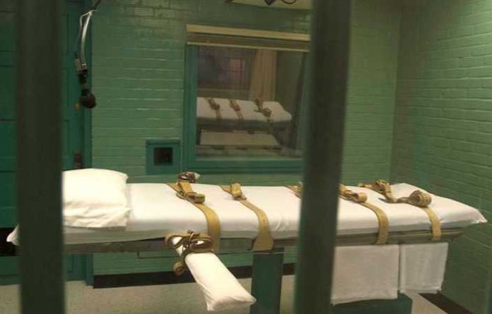 Un 47 % de los adultos de EU cree que pena de muerte se aplica de forma justa