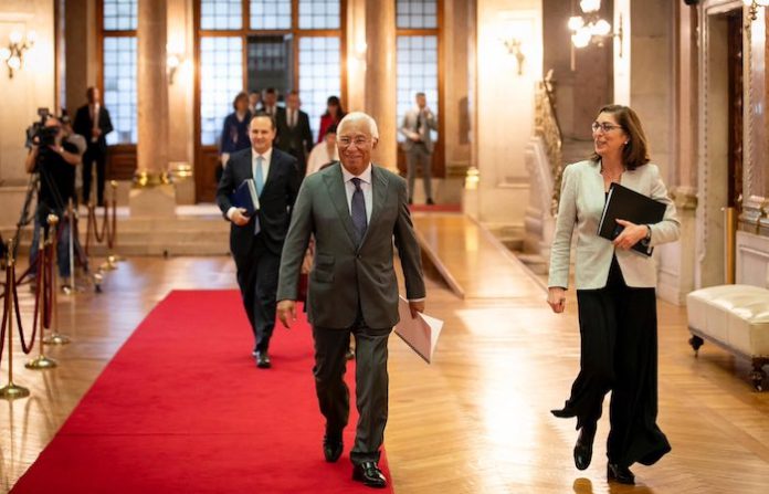 El primer ministro de Portugal presenta su dimisión por un escándalo de corrupción