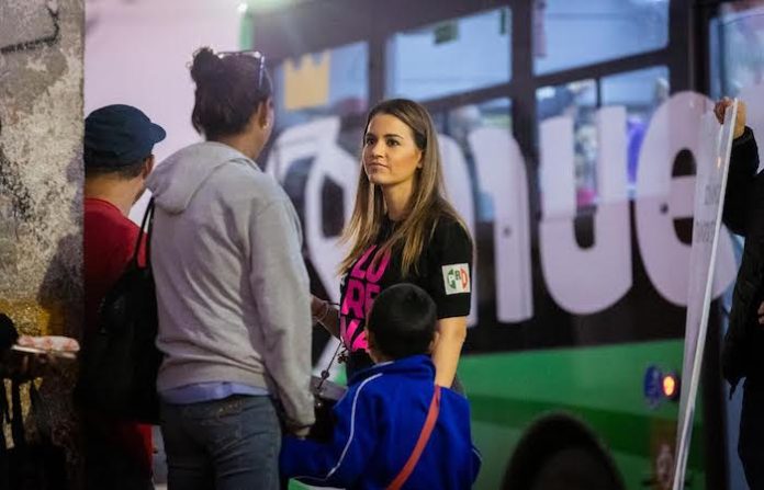 Diputada Lorena de la Garza escucha a usuarios del metro en San Bernabé y reafirma compromiso con la movilidad