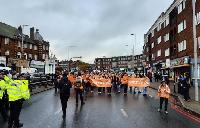 Video: Más de 100 detenidos durante protestas de activistas ambientales en Londres