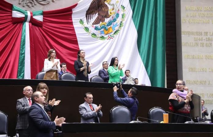 Otorgan diputadas y diputados un minuto de aplausos en memoria del Arq. Benavides