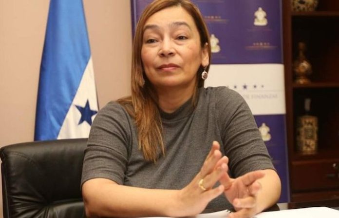 Autoridades hondureñas detienen a exministra de Finanzas acusada por presunto fraude