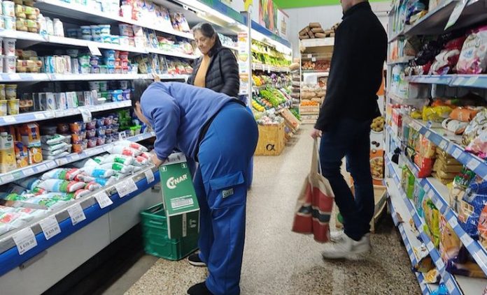 Canastas que miden pobreza e indigencia en Argentina suben en julio menos que la inflación