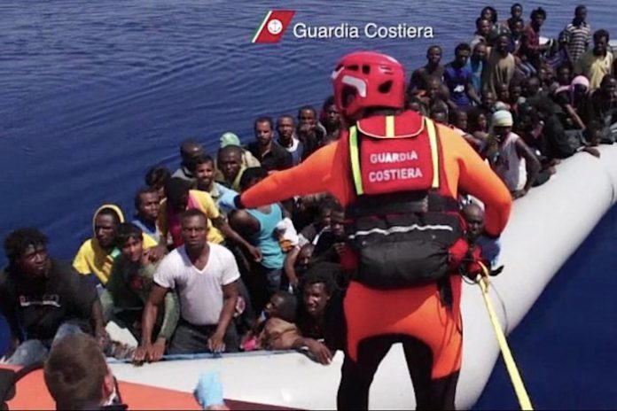 Más de 1.200 migrantes llegan a la isla italiana de Lampedusa en un día