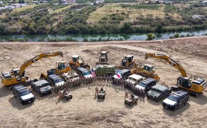 Texas aprueba dos proyectos de ley para construir un muro fronterizo y expulsar migrantes a México