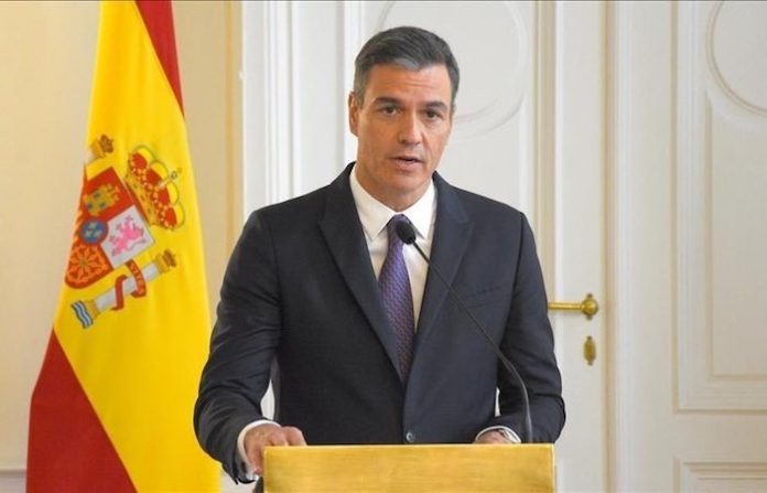 Sánchez que busca la reelección en España acusa al PP de promover el odio