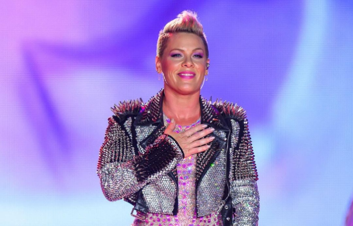 Combate Pink censura repartiendo libros prohibidos en Florida