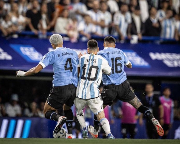 En un clásico friccionado, Uruguay visita y derrota 2 a 0 a la Argentina de Messi