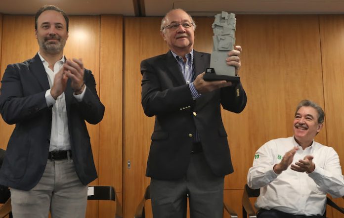 Premia CEMEX al Gobierno Estatal