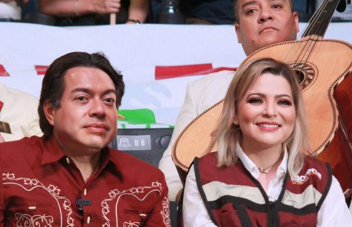 Recibe Claudia Delgadillo su constancia de registro como precandidata a la gubernatura de Jalisco