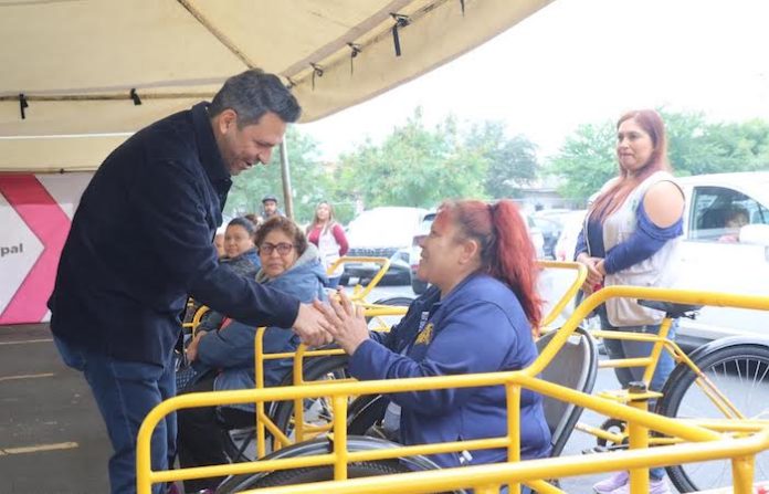 DIF Guadalupe apoya con triciclos a jefas y jefes de familia