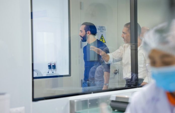 El Salvador inaugura la mayor planta de producción de medicamentos de Centroamérica