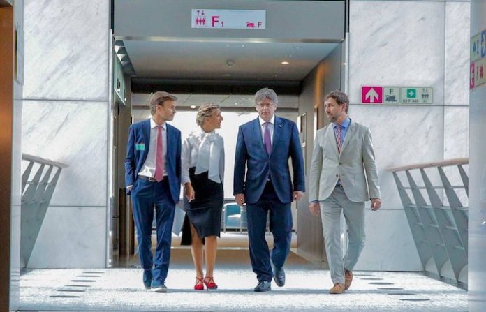 Juez pide al Tribunal Supremo de España investigar a Puigdemont por delito de terrorismo