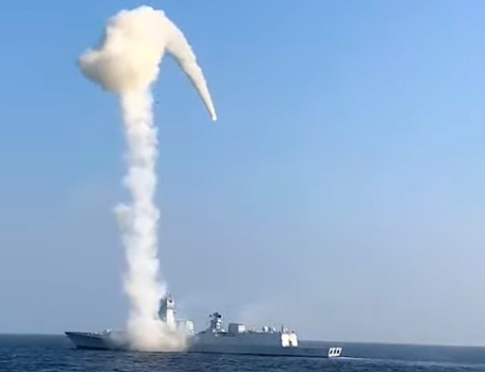 La India estrena su destructor Imphal con el lanzamiento de un misil Brahmos