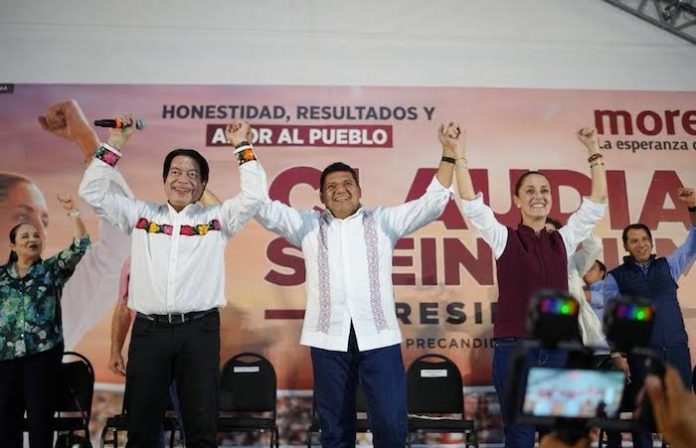 Javier May recibe constancia de Morena para ir como precandidato a gobernador de Tabasco